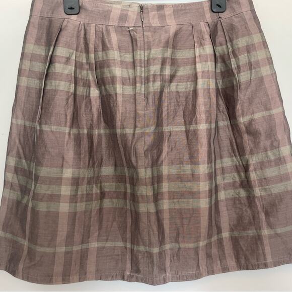 New w/out tags. Authentic Burberry mid-line skirt. Silk and cotton. Signature. - Picture 3 of 8